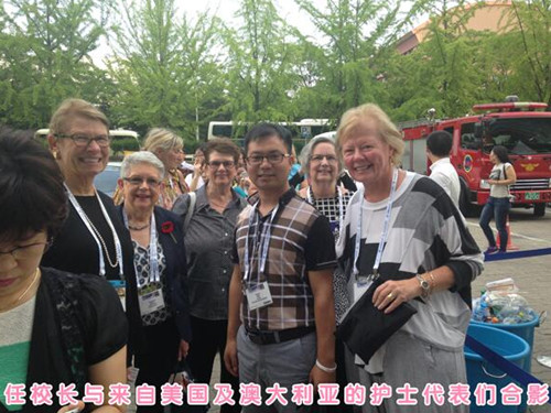 任校长与来自美国及澳大利亚的护士代表们合影